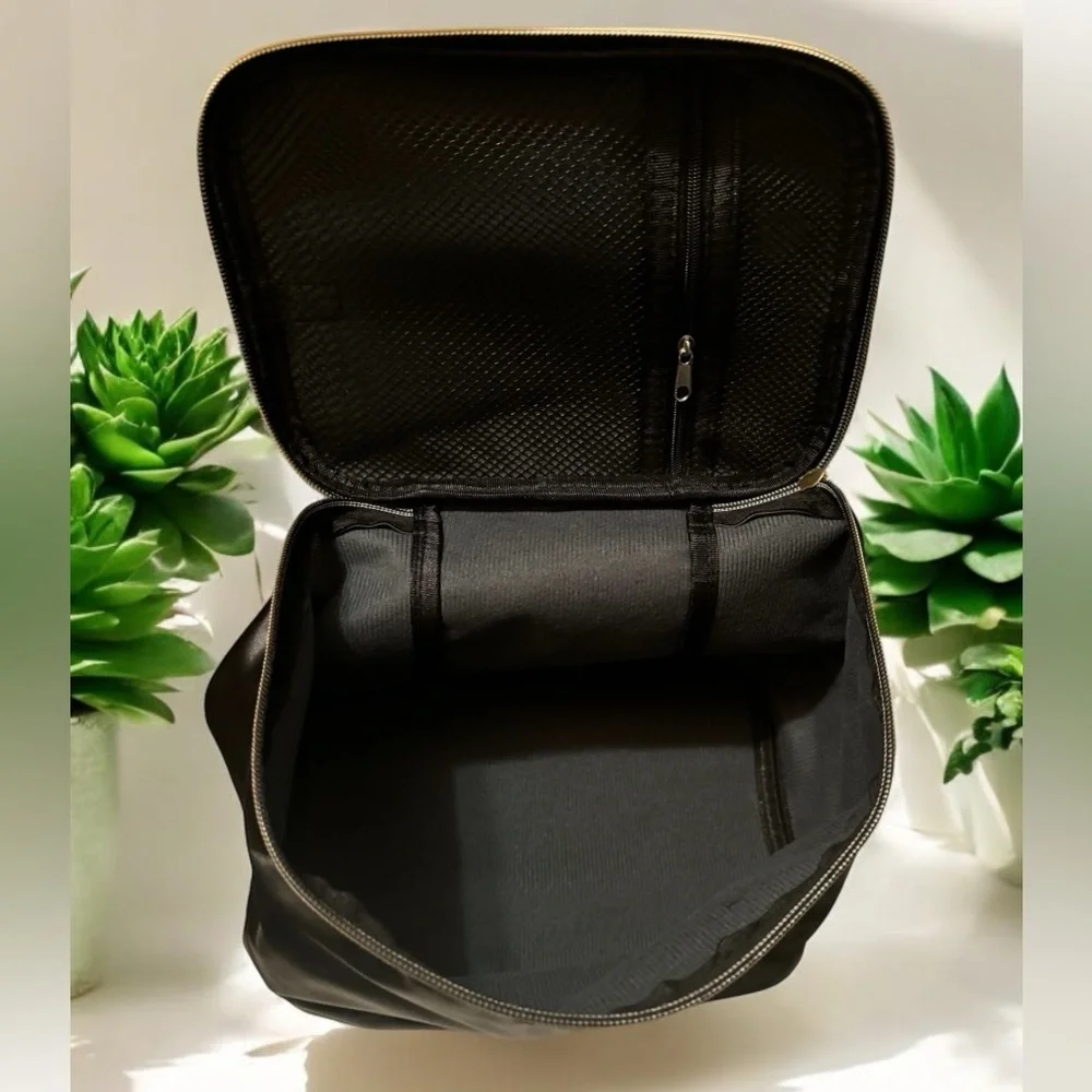 Large make-up bag for woman (NWT)